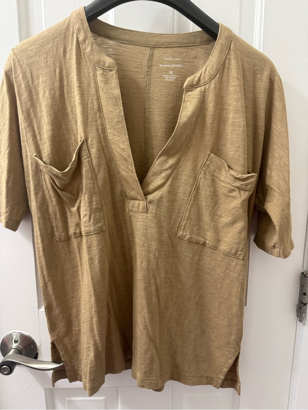 Like New Banana Republic Relaxed V-Neck Double-Pocket T - Tan, Sz S